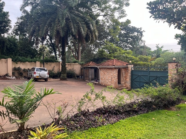 Bungalow for sale in Bugoloobi Kampala