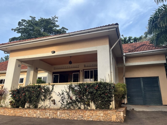 Bungalow for sale in Bugoloobi Kampala