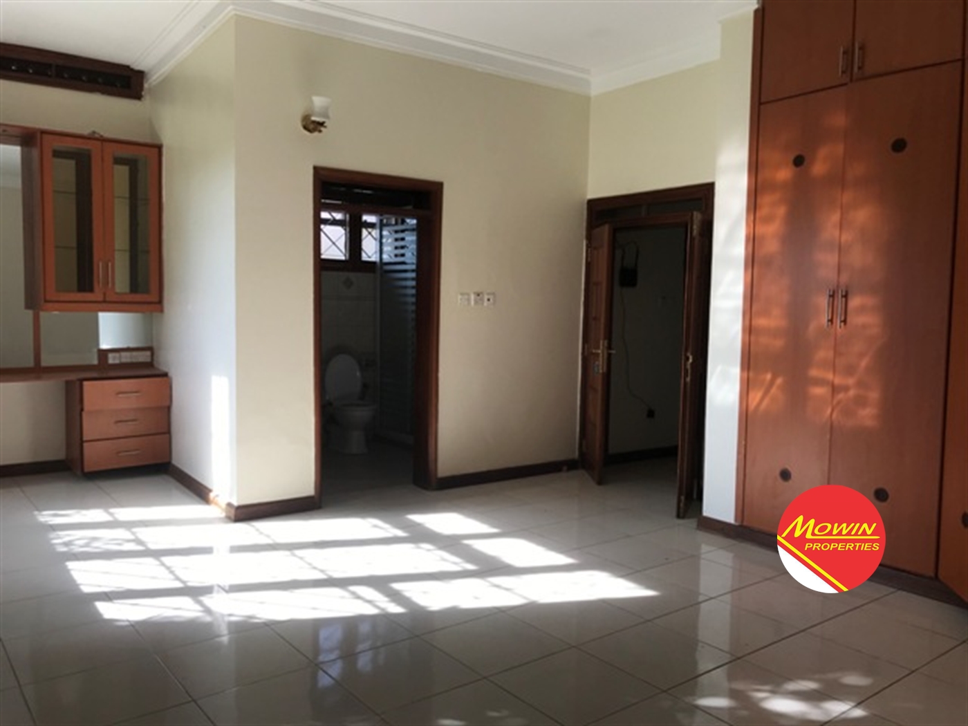 Bungalow for rent in Bugoloobi Kampala