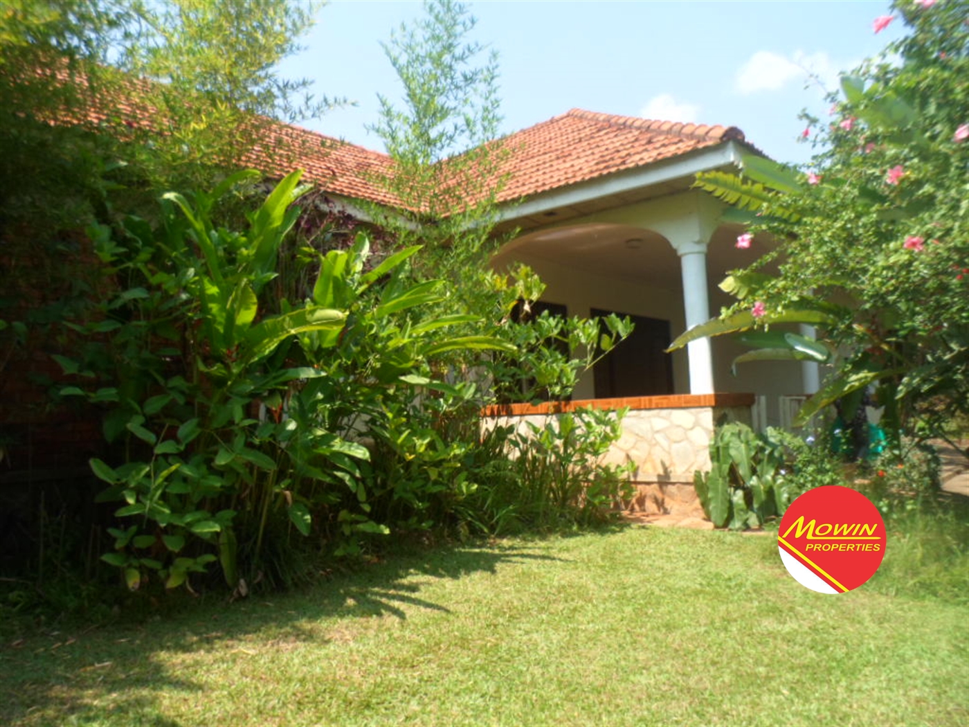 Bungalow for rent in Bugoloobi Kampala