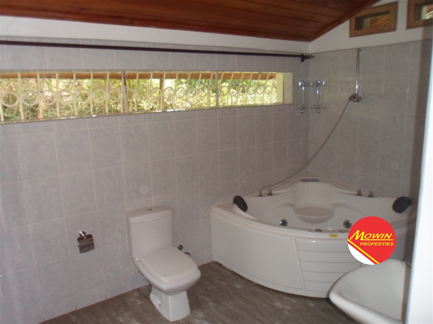 Bungalow for rent in Bugoloobi Kampala