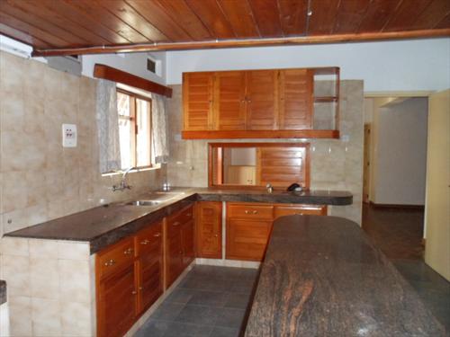 Bungalow for rent in Bugoloobi Kampala